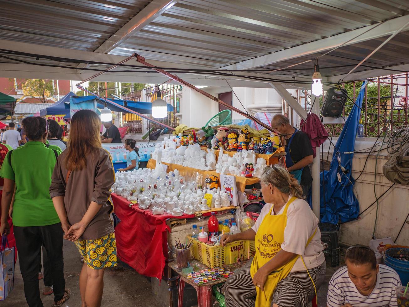 bangkok.thailand-24 feb 2019.onbekend mensen en monnik in tempel eerlijk van wat intharam Bij Bangkok stad thialand foto