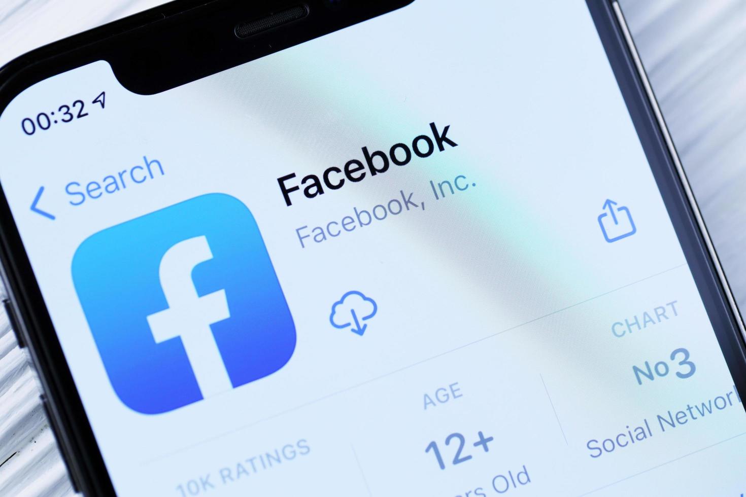 Charkov, Oekraïne - maart 5, 2021 facebook icoon en toepassing van app op te slaan Aan iphone 12 pro Scherm scherm Aan wit tafel foto