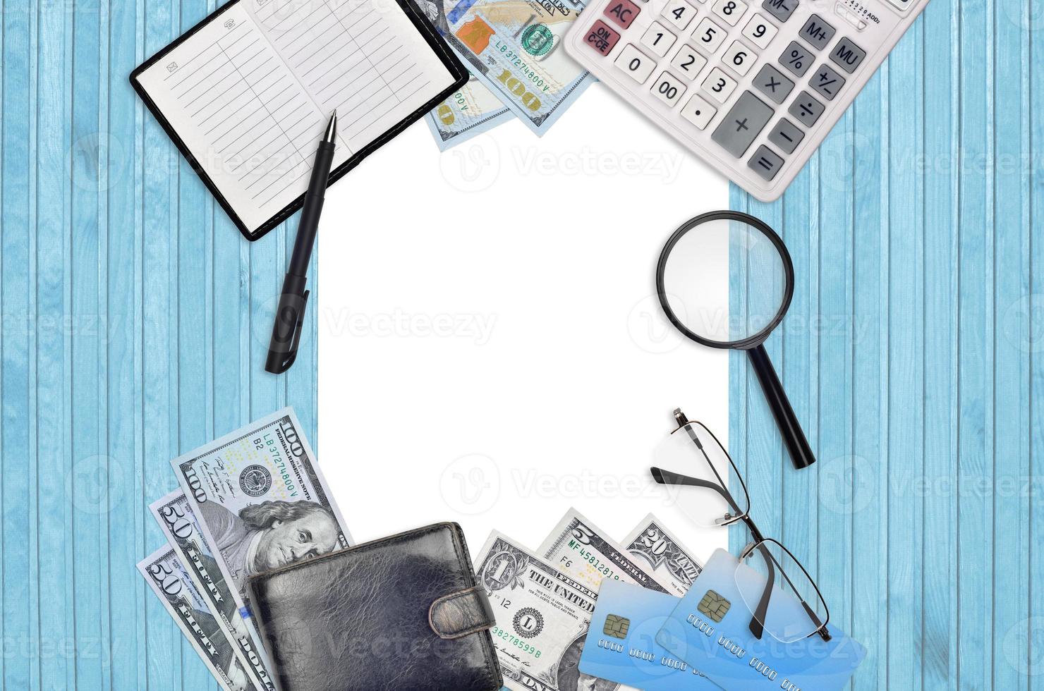 kantoor vlak leggen samenstelling met rekenmachine, adres boek en andere kantoor items Aan bruin houten tafel achtergrond met top visie. accountant papierwerk foto