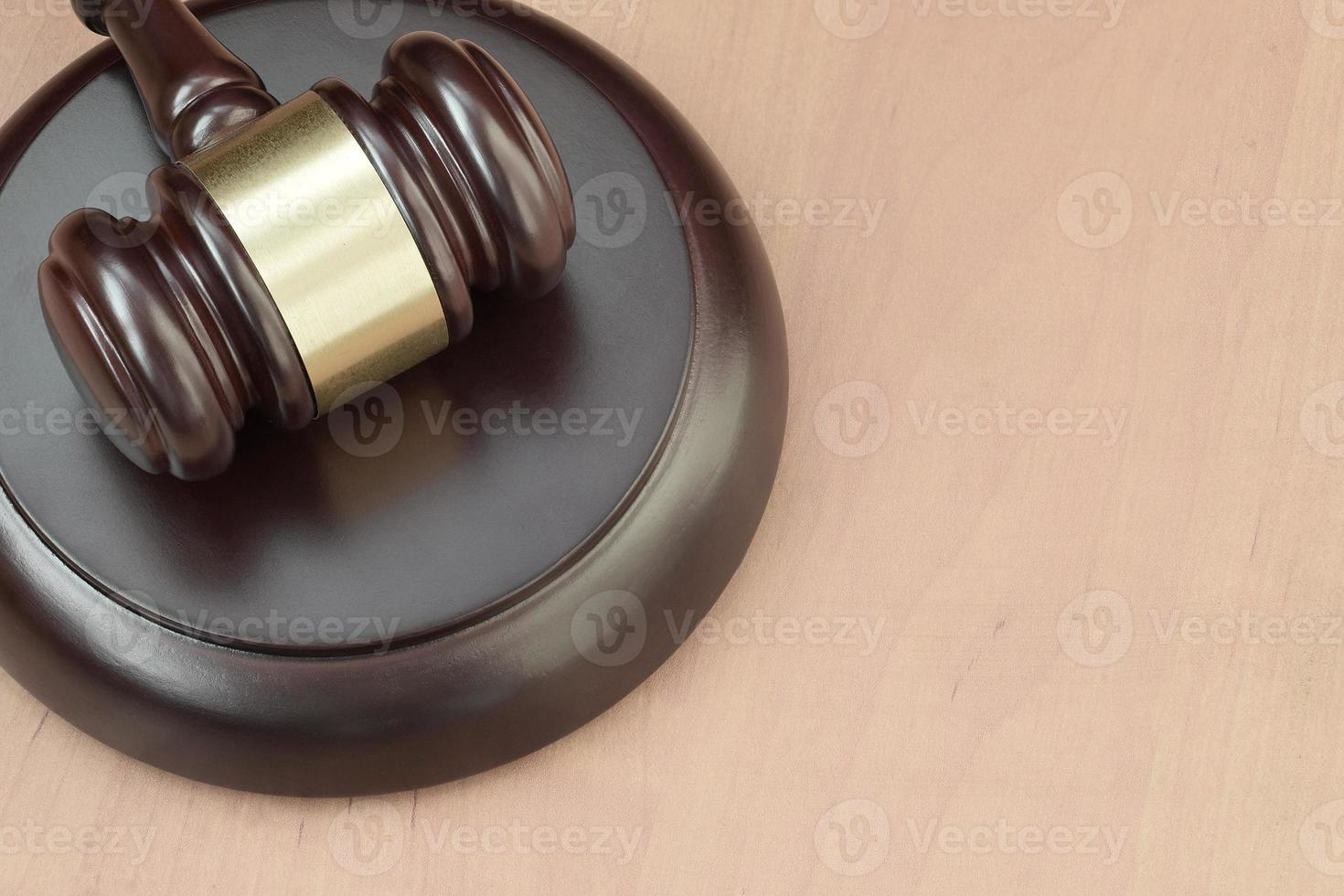 gerechtigheid hamer Aan houten bureau in een rechtszaal gedurende een gerechtelijk proces. wet concept en leeg ruimte voor tekst. rechter hamer foto