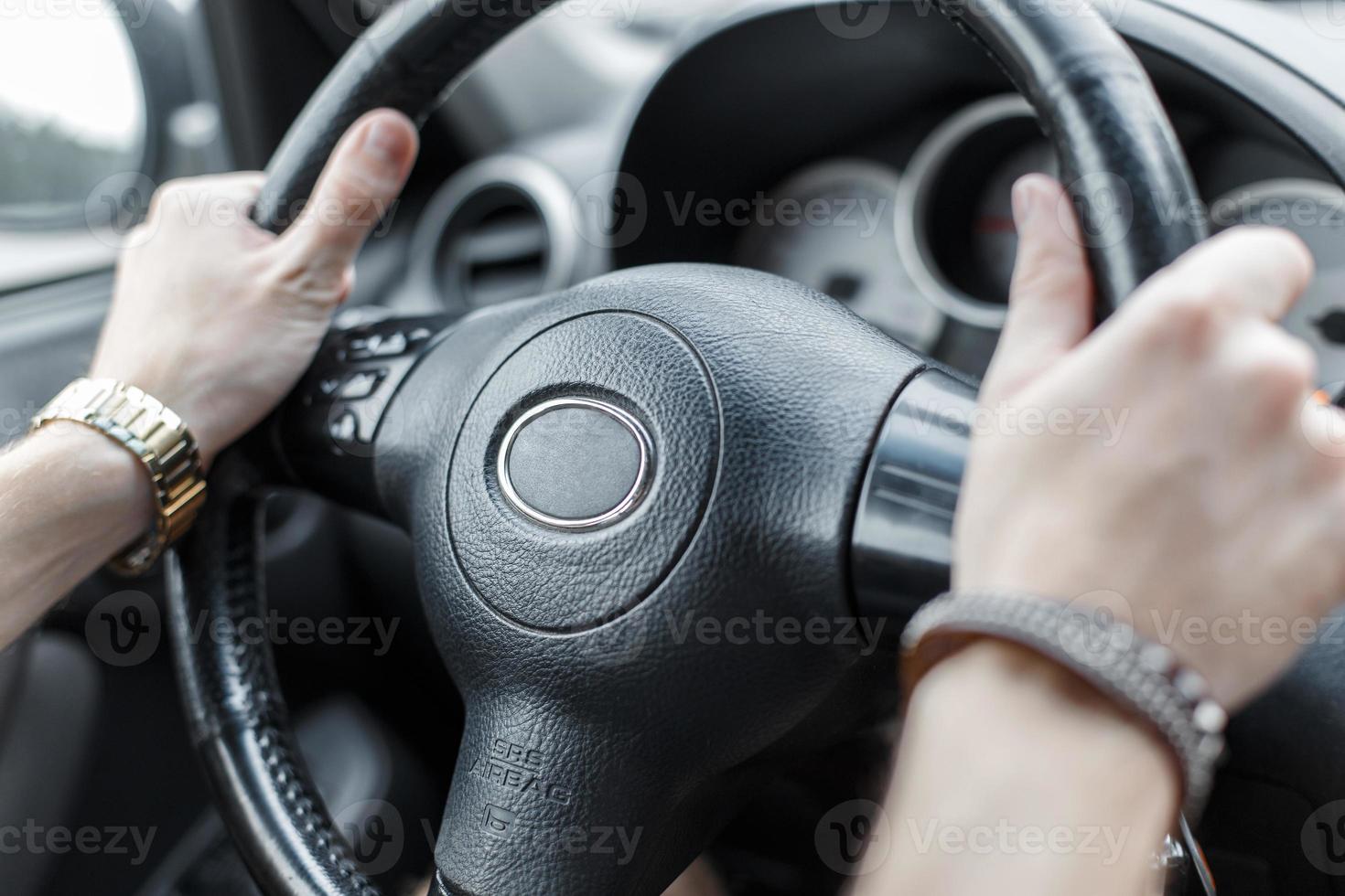 Mens schijven een auto. handen Aan de stuurinrichting wiel. foto