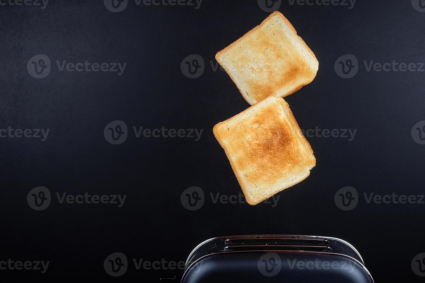 brood tosti apparaat jumping Aan zwart achtergrond foto