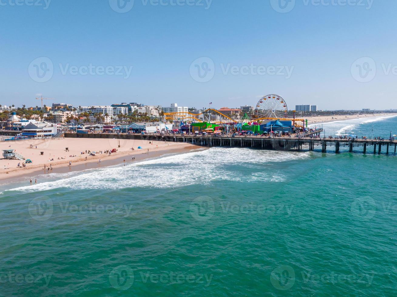 panoramisch antenne visie van de de kerstman monica strand en de pier foto