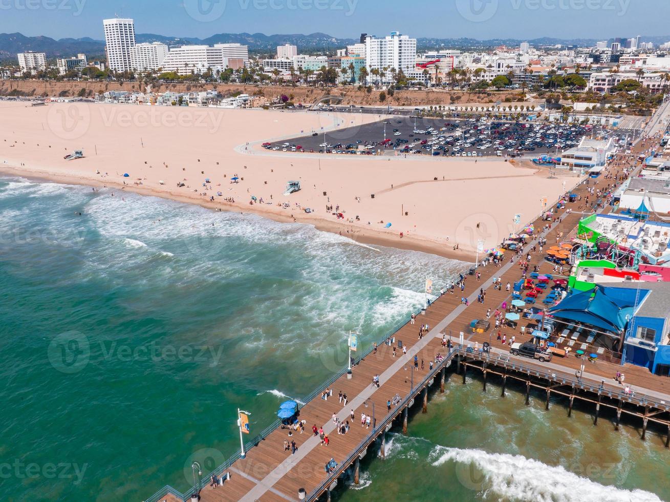 panoramisch antenne visie van de de kerstman monica strand en de pier foto