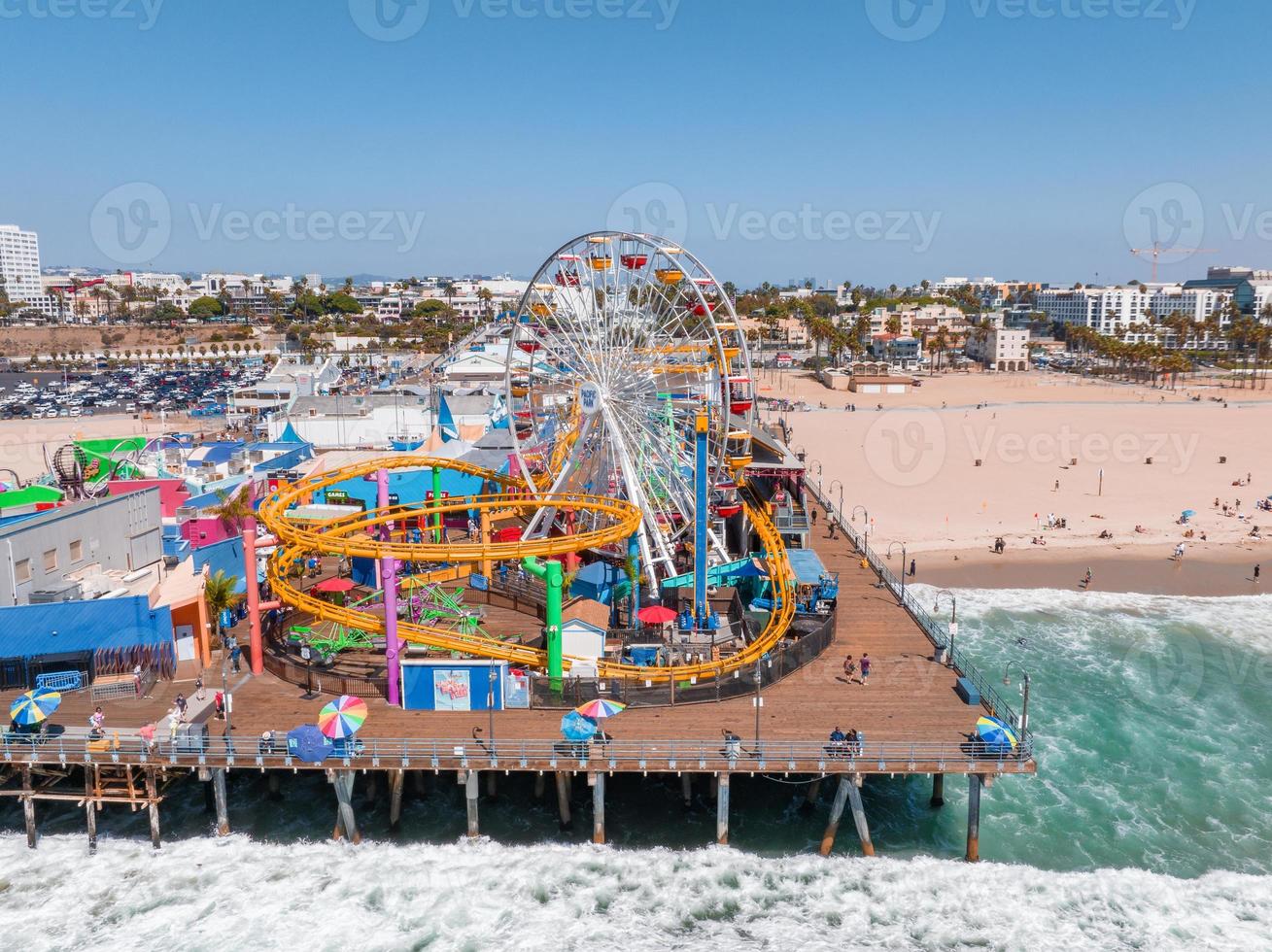 panoramisch antenne visie van de de kerstman monica strand en de pier foto