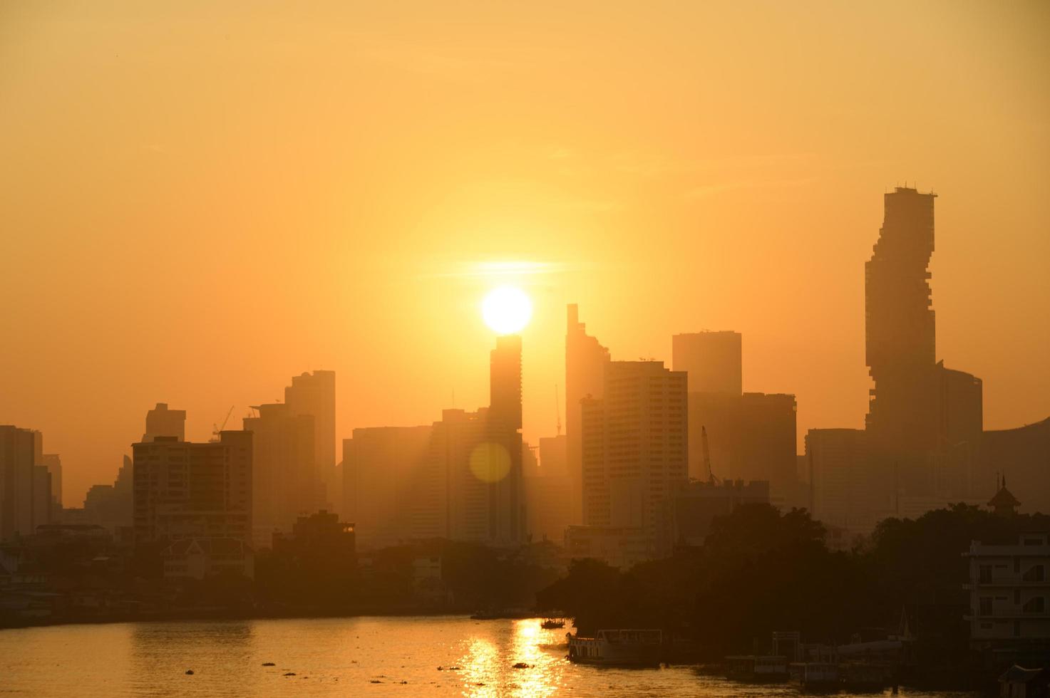 Bangkok Thailand zonsopkomst horizon silhouet visie met stedelijk kantoor gebouwen. foto