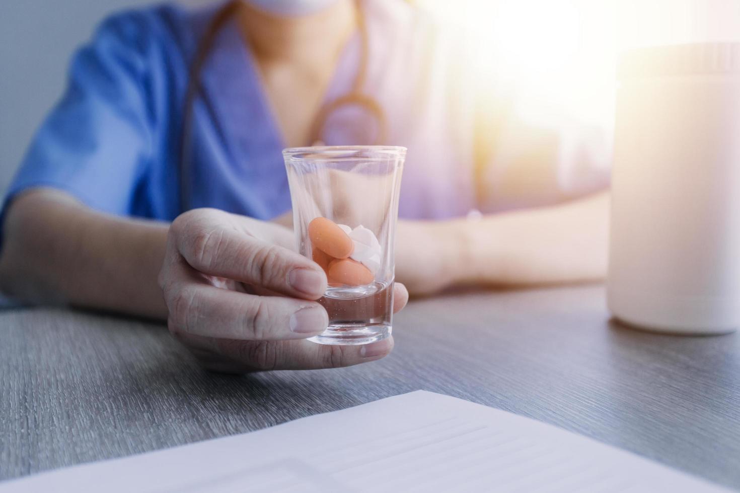 biochemisch onderzoeksteam dat werkt met microscoop voor de ontwikkeling van coronavirusvaccins in laboratorium voor farmaceutisch onderzoek, selectieve focus foto