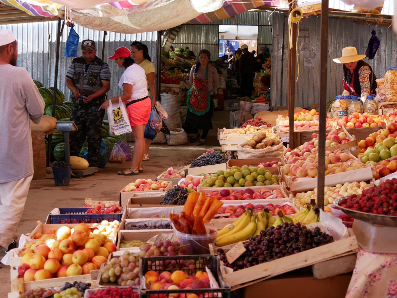 cholpon at, Kirgizië, 2019 - kleurrijk Scherm van goederen Bij een fruit en groente markt in cholpon at, Kirgizië foto