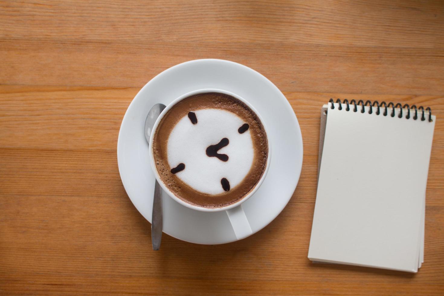 een kop hete latte art koffie foto