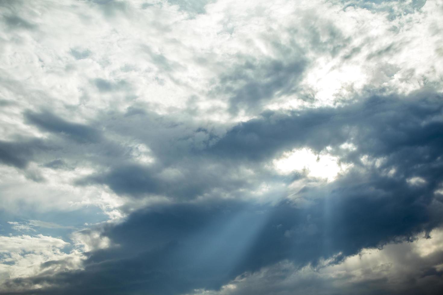 dramatische bewolkte hemel foto