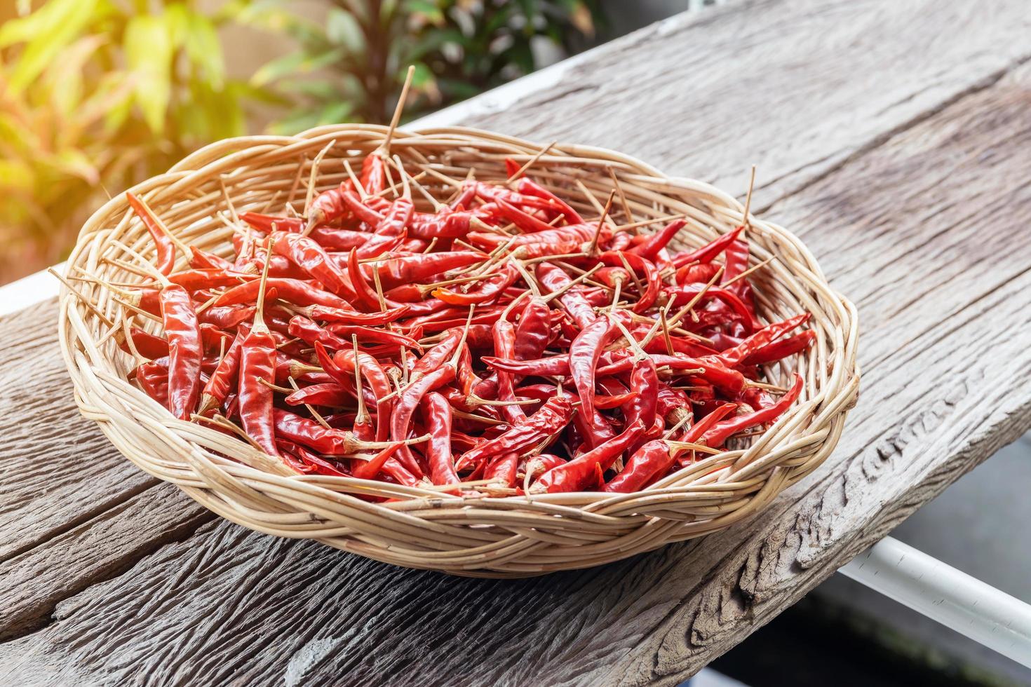 gedroogde paprika's in een rieten mand foto