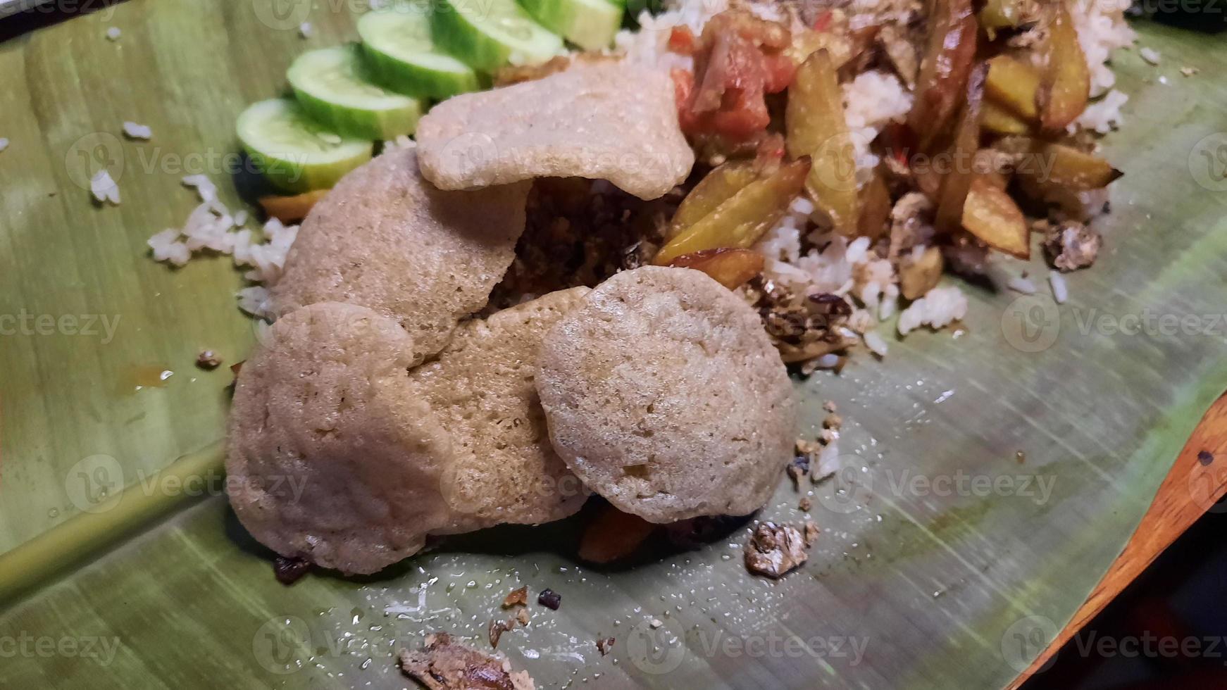 nasi liwet is een typisch Indonesisch rijst- schotel gekookt met kokosnoot melk, kip voorraad en specerijen. Sundanees traditioneel keuken dichtbij omhoog 02 foto