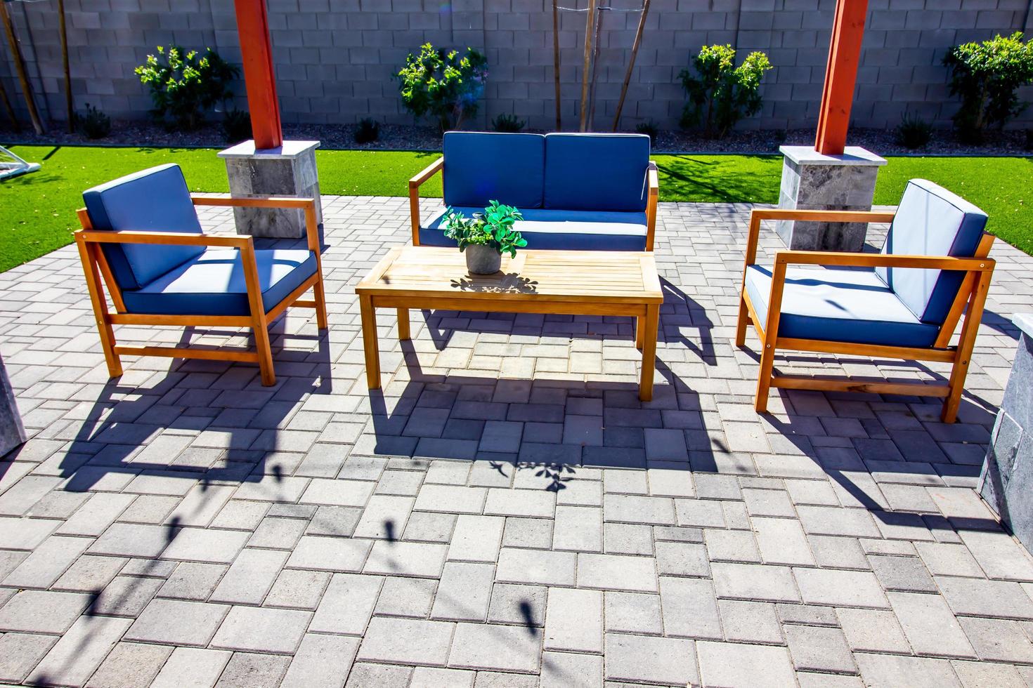 patio meubilair met blauw kussens Aan straatstenen patio foto