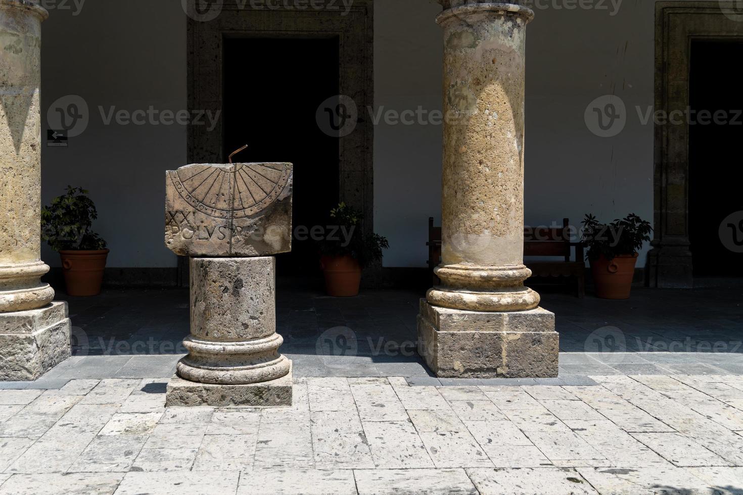 Grieks kolommen en een zonnewijzer binnen een gebouw, Mexico guadalajara foto