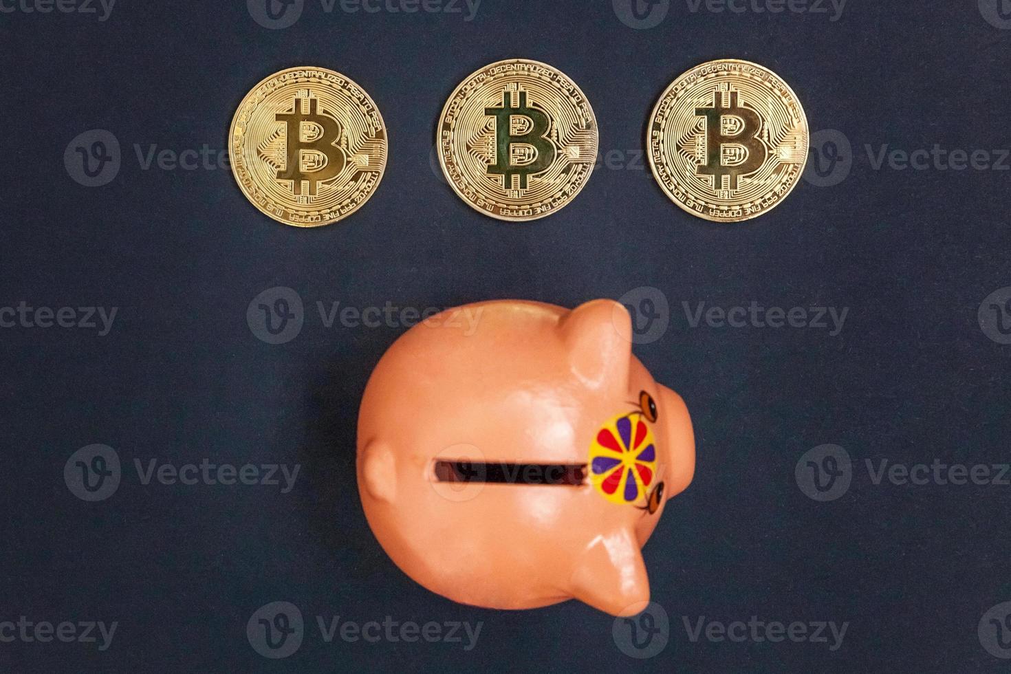 varkentje bank en gouden bitcoin munt virtueel geld Aan zwart achtergrond. cryptogeld en besparing concept. elektronisch virtueel geld voor web bank en Internationale netwerk betaling foto