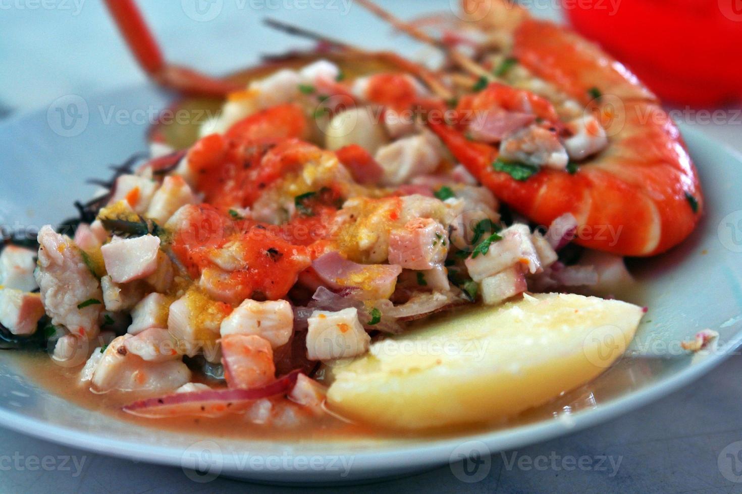 detailopname Peruaanse ceviche met vers rauw vis genezen in vers citrus sappen foto