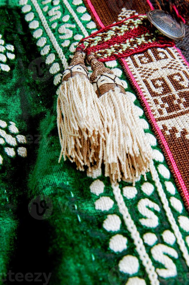 de decoratief elementen en ornamenten Aan de nationaal kleren van Oezbekistan foto