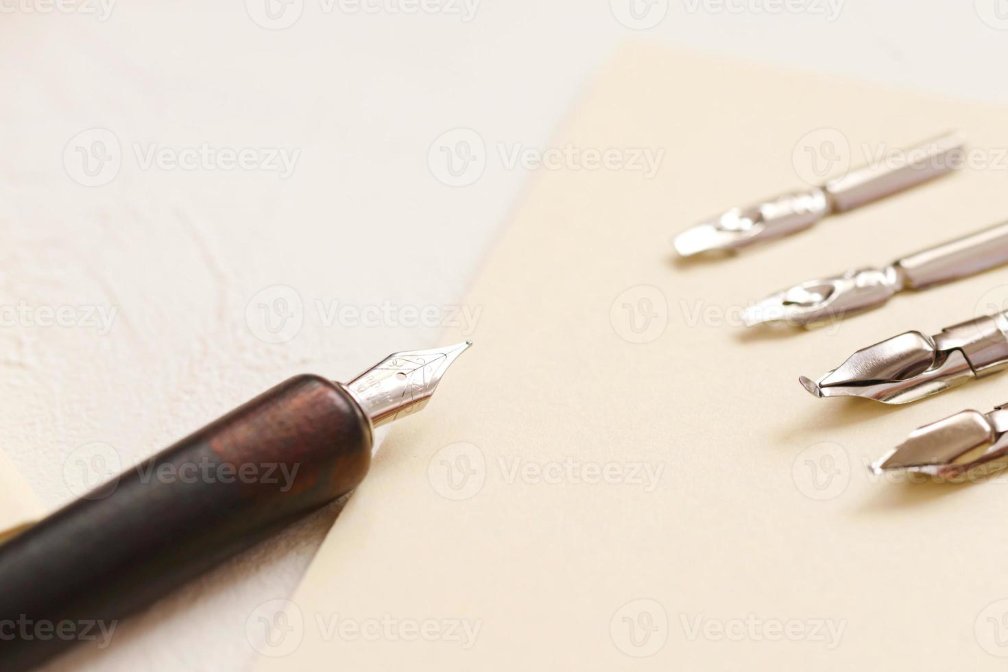 kalligrafie. reeks van vingate fontein pennen. artistiek apparatuur. kalligrafische accessoires foto