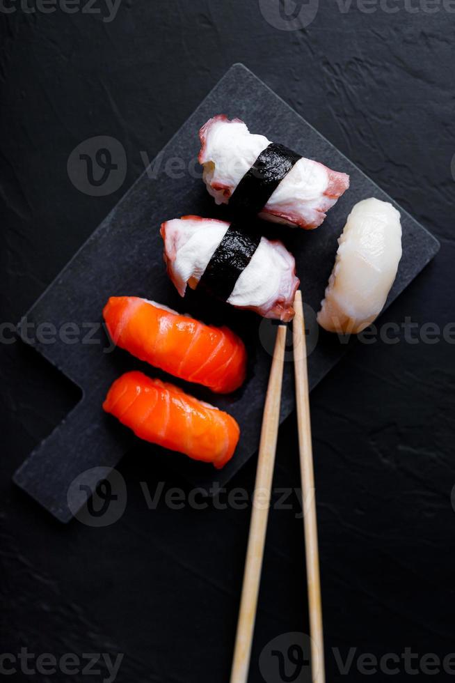 Japans sushi voedsel. maki ands broodjes met tonijn, Zalm, garnaal, krab en avocado. top visie van geassorteerd sushi. foto