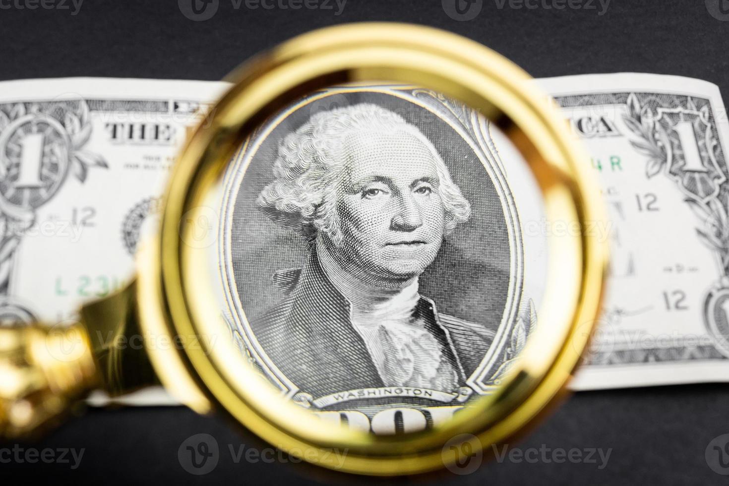 dollar en een vergroten glas foto