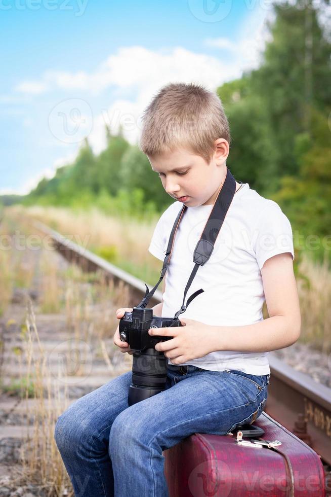 jongen koffer spoorweg foto