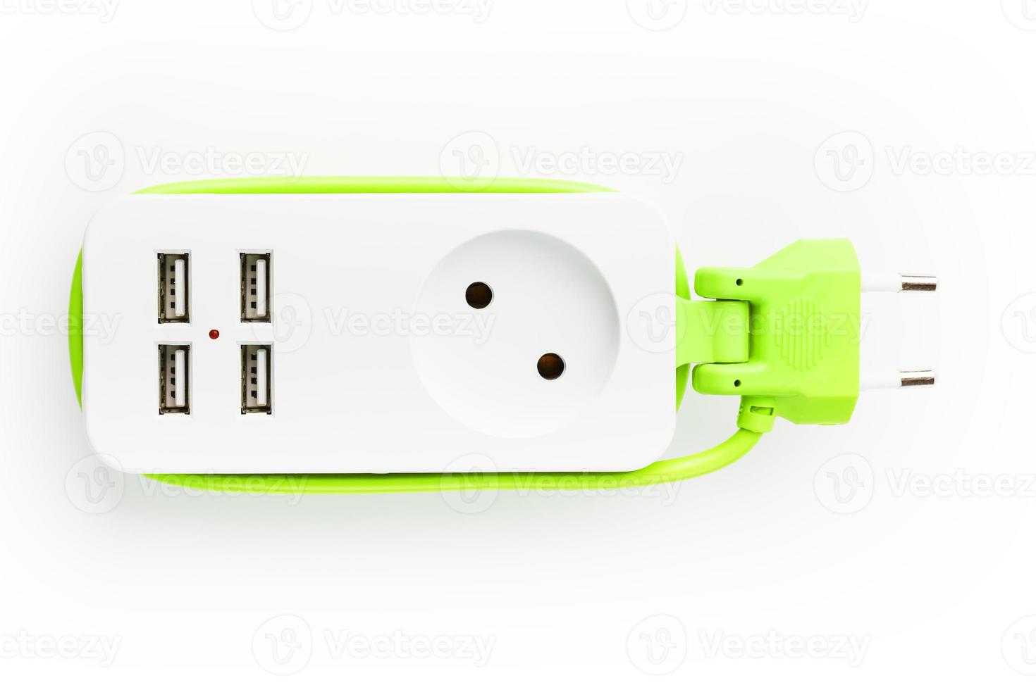 USB macht strip groen macht koord voor opladen gadgets en elektronisch apparaten. foto