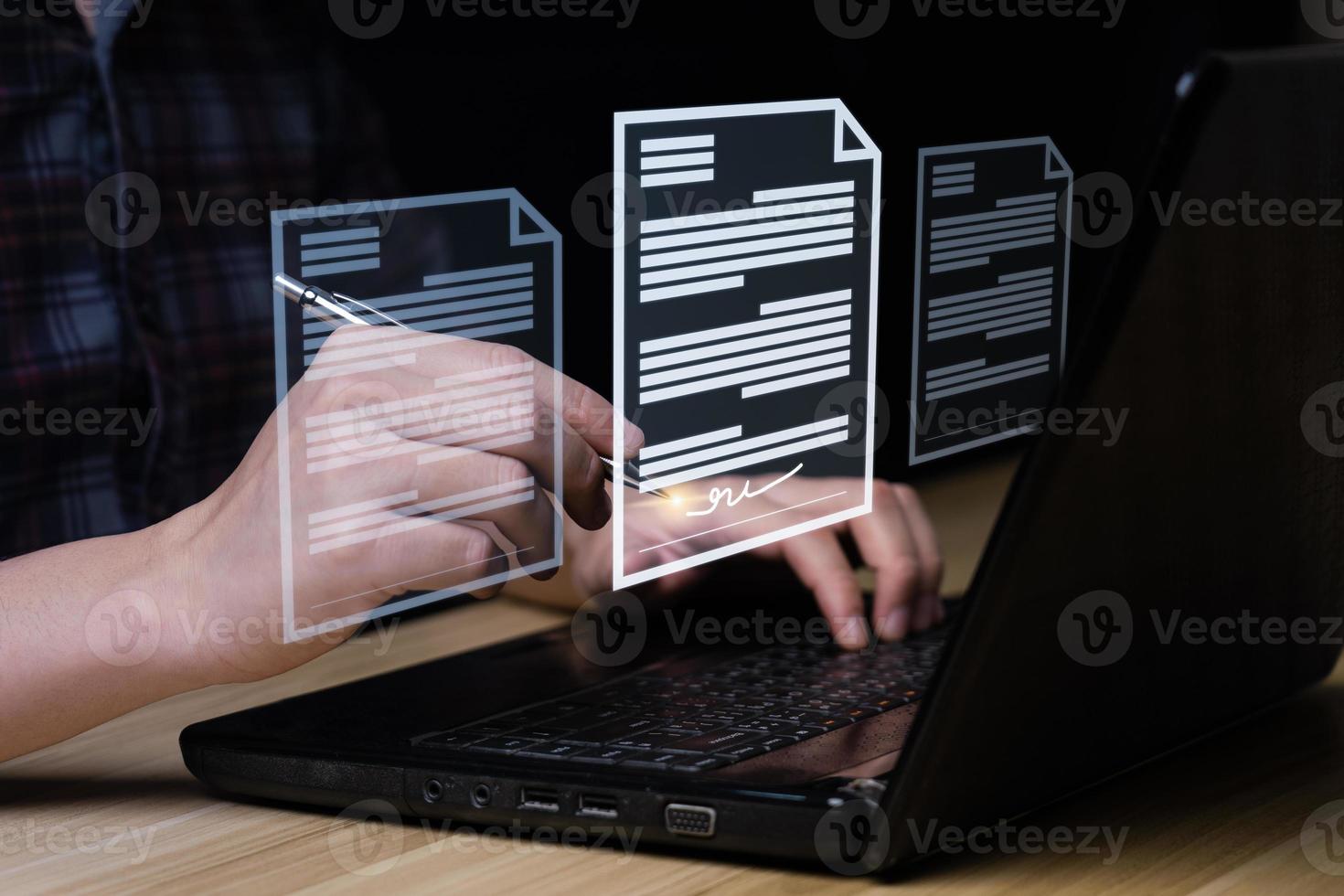 zakenman toepassingen een pen naar teken elektronisch documenten Aan digitaal documenten Aan een virtueel scherm. elektronisch handtekening technologie en document beheer foto