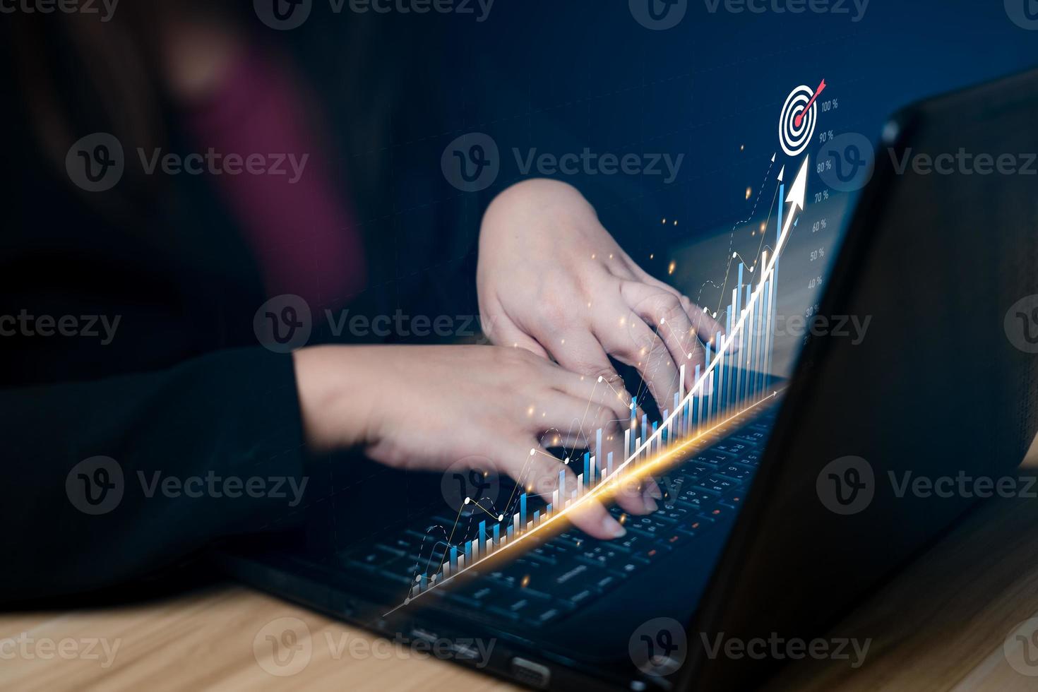 bedrijf groei en vooruitgang concept. zakenman is tonen virtueel hologram tabel van tablet. plannen naar toenemen bedrijf groei en een toenemen in de indicatoren van positief groei foto