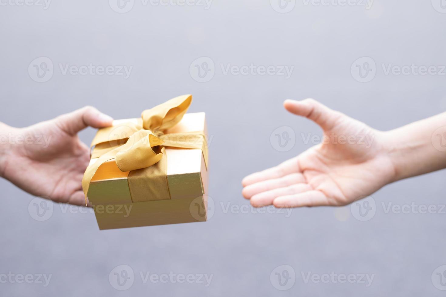 goud geschenk doos voor geliefden Aan verjaardag, Valentijnsdag dag, nieuw jaar, Kerstmis foto