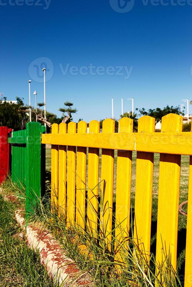 kleurrijk houten hek van een speelplaats. verticaal afbeelding. foto