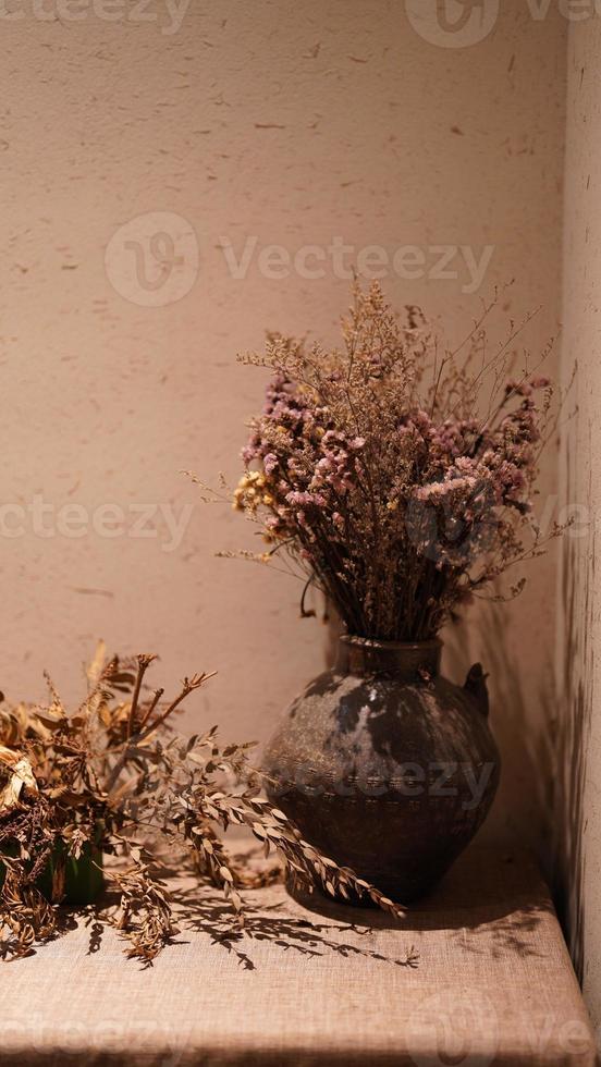 de droog herfst planten zetten in de pot voor de huis decoratie foto