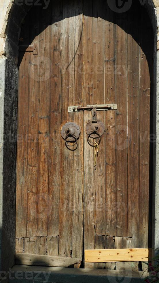 de oud houten deur in de oud traditioneel dorp gelegen in de platteland van de China foto