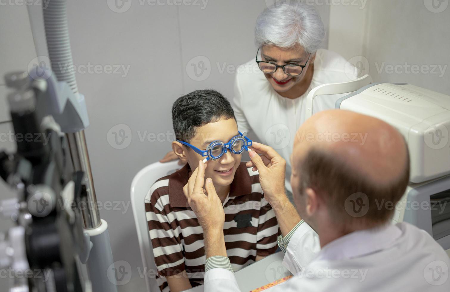 jongen heeft zijn ogen gecontroleerd voor bril door een specialist. foto