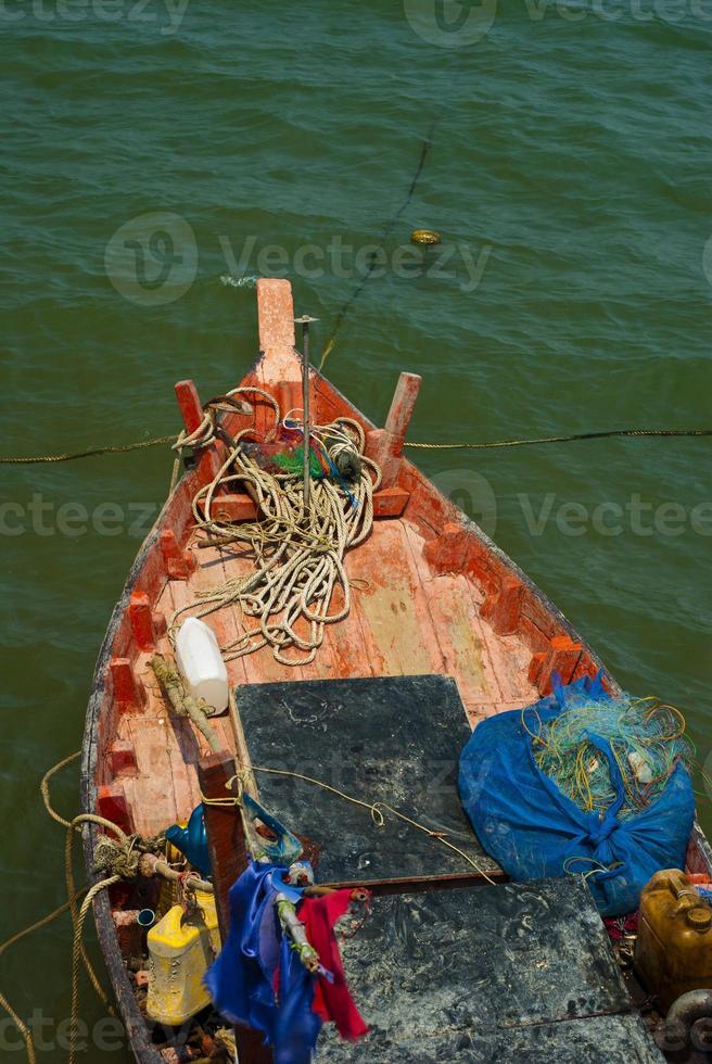 houten visvangst boot kust- drift na terugkeren van visvangst foto