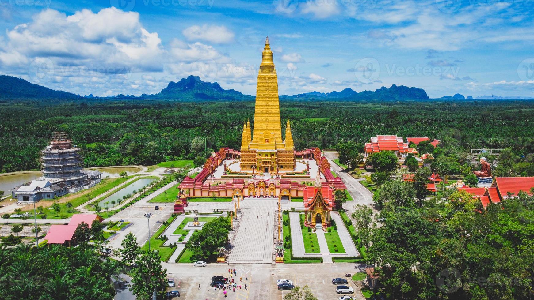 een luchtfoto van een grote tempel in thailand die mooi is en een zeer populaire toeristische bestemming is. wat bang tong, provincie krabi, thailand foto