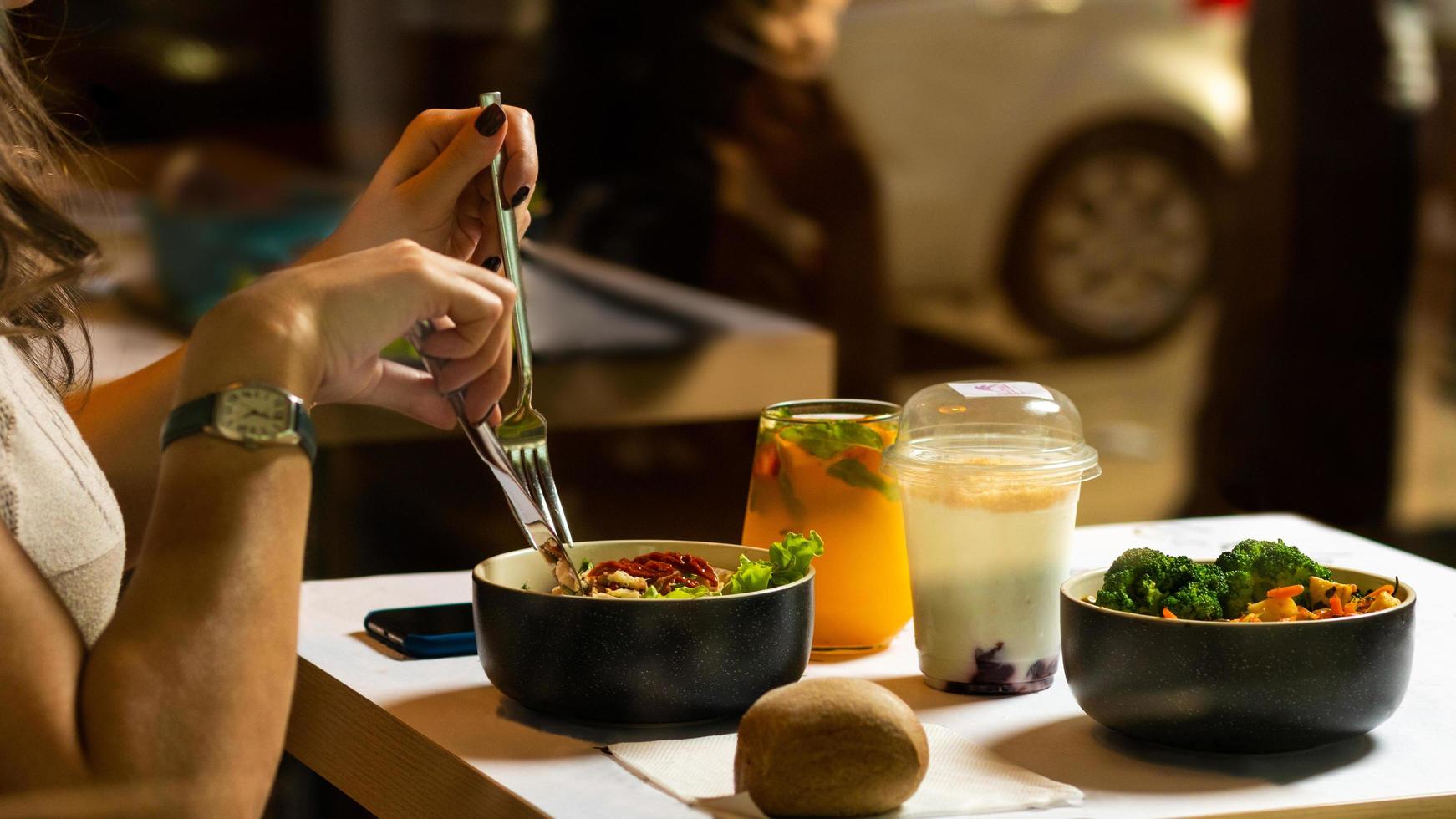 vrouw salade eten voor de lunch foto