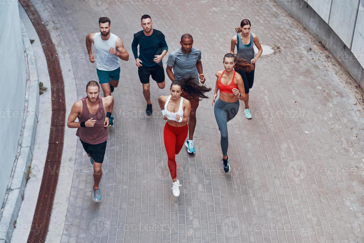 top visie van jong mensen in sport- kleding jogging terwijl oefenen buitenshuis foto