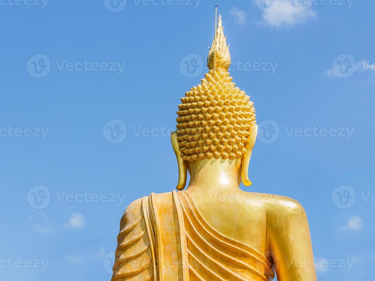 groot gouden Boeddhabeeld in de tempel van Thailand foto