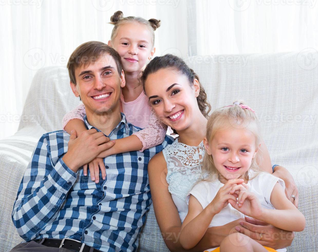 portret van een gezin met kinderen thuis foto