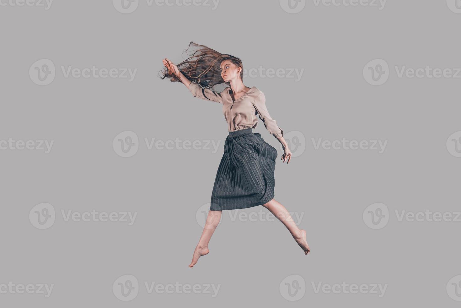 leven in beweging. studio schot van aantrekkelijk jong vrouw zweven in lucht foto