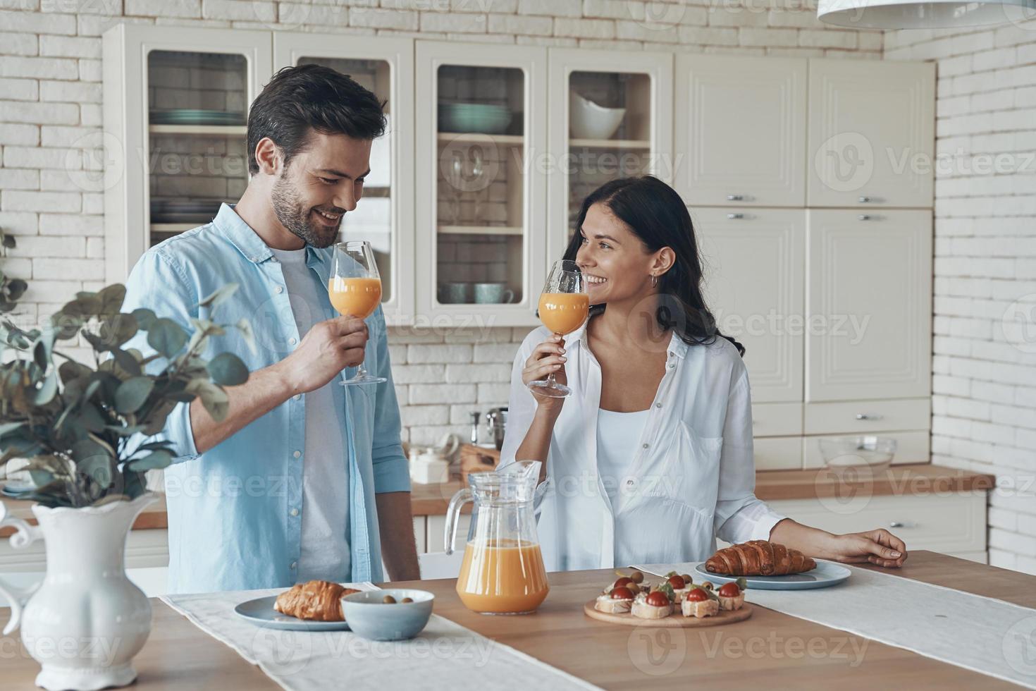 gelukkig jong paar voorbereidingen treffen ontbijt samen terwijl uitgeven tijd in de huiselijk keuken foto