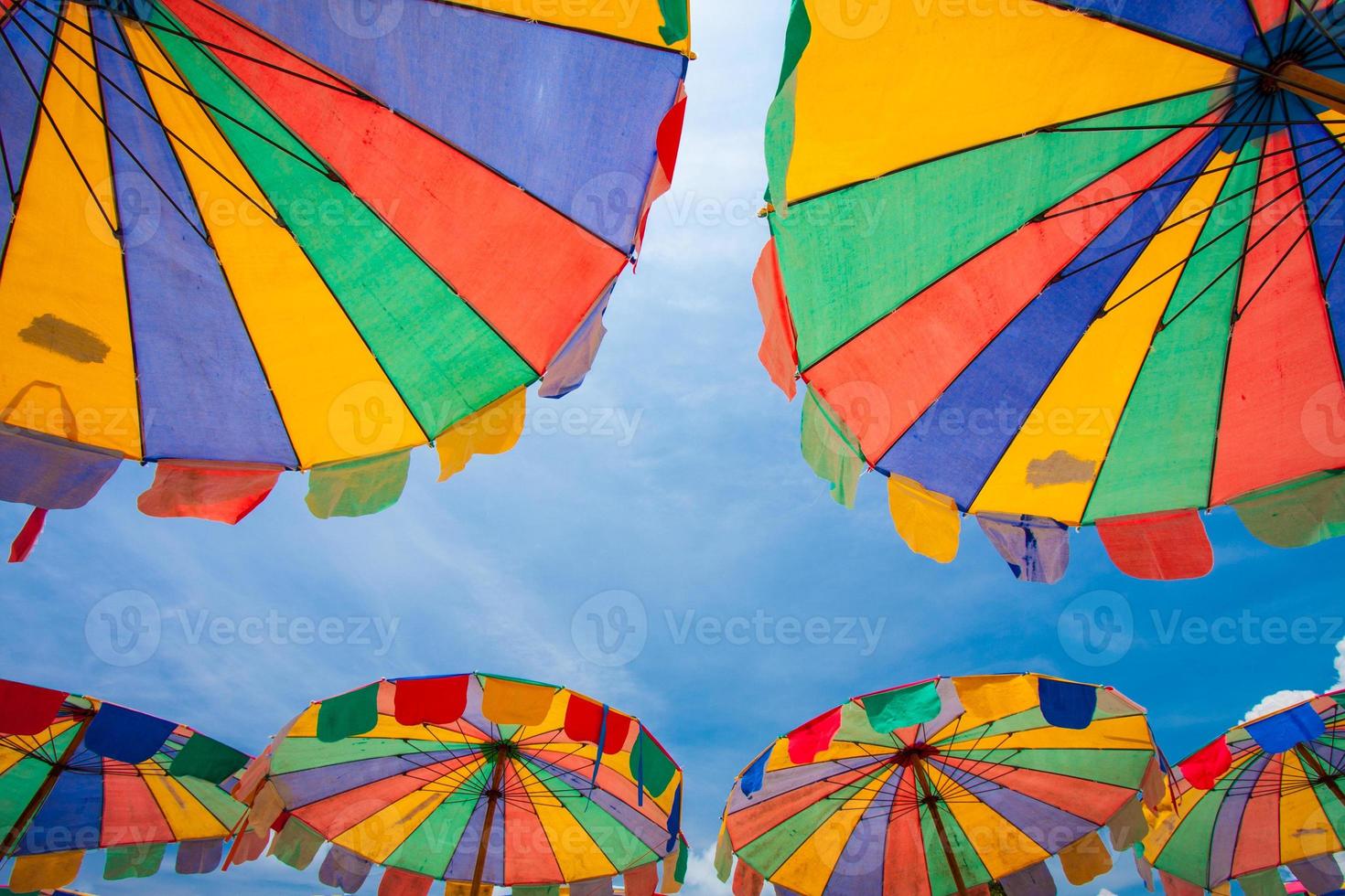kleurrijke parasols met heldere blauwe hemel, phuket, thailand foto