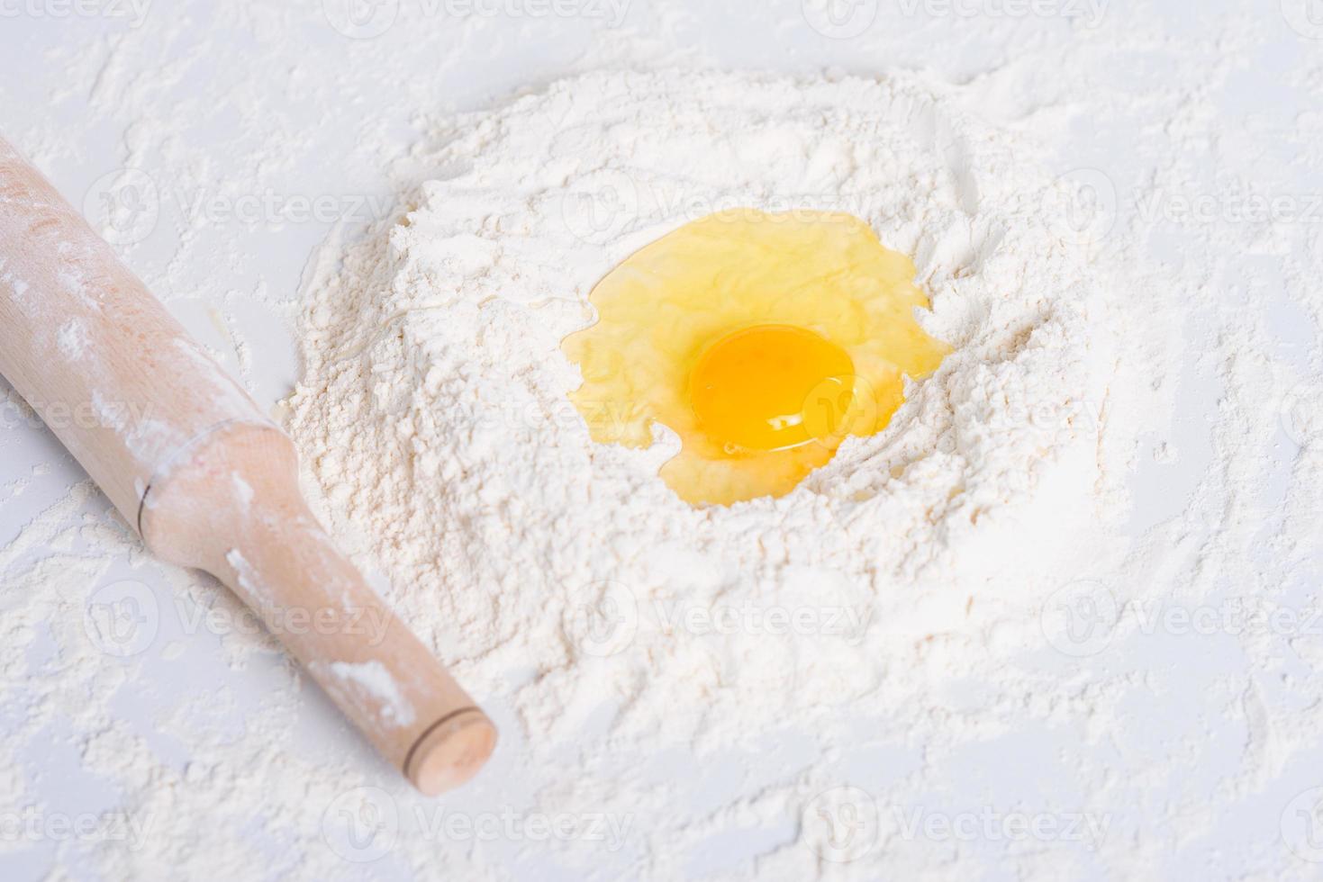 bakken ingrediënten. detailopname van smaak en ei Aan de tafel foto