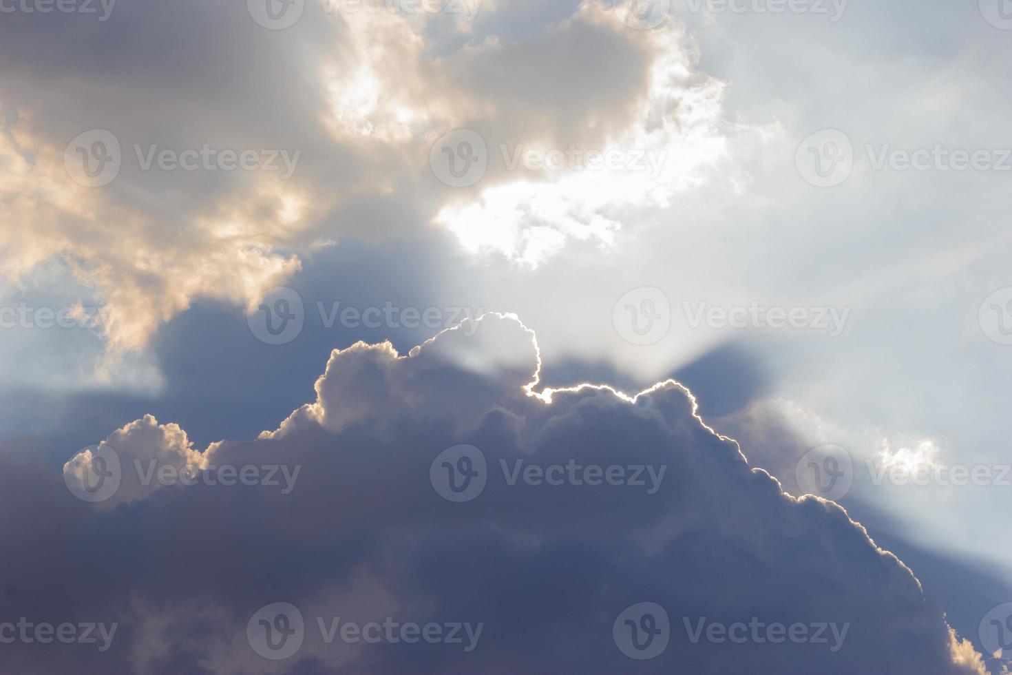 lichtstraal zonnestralen breken door dikke wolken foto
