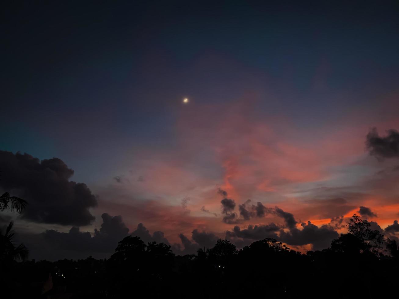 zonsondergang lucht in avond foto