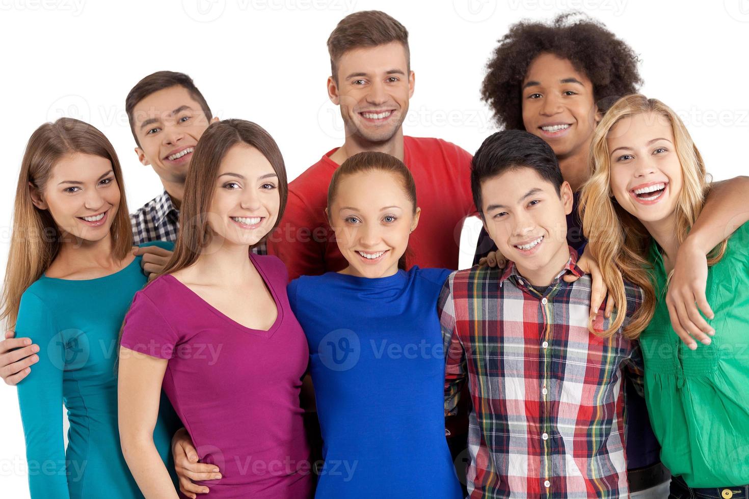 wij zijn team groep van vrolijk jong multi-etnisch mensen staand dichtbij naar elk andere en glimlachen Bij camera terwijl staand geïsoleerd Aan wit foto