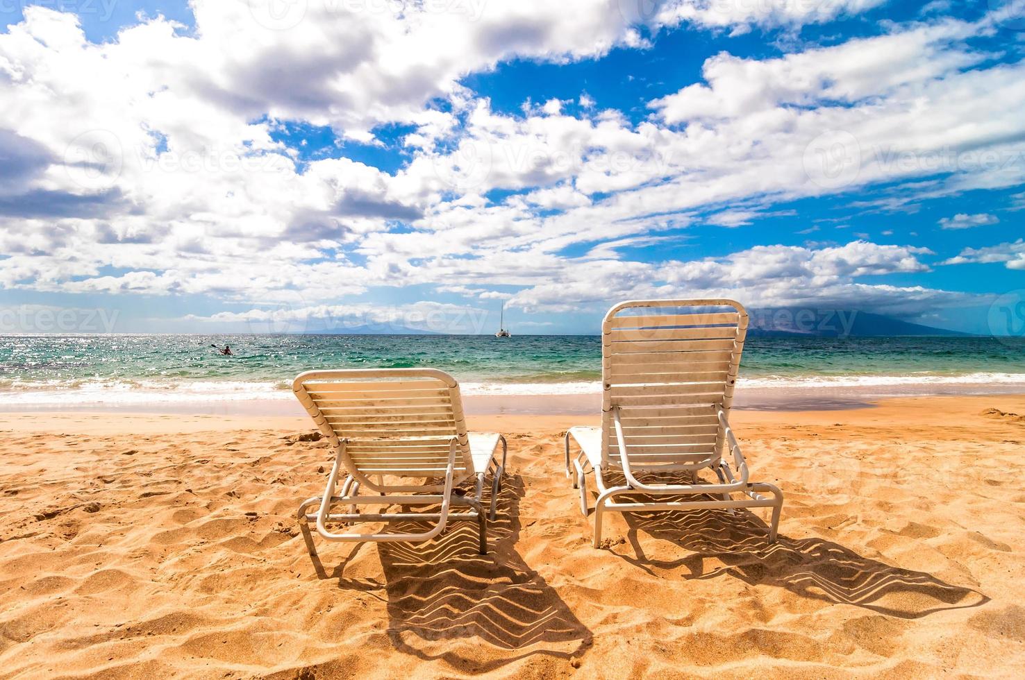 lege ligstoelen op Makena Beach in Maui, Hawaï foto
