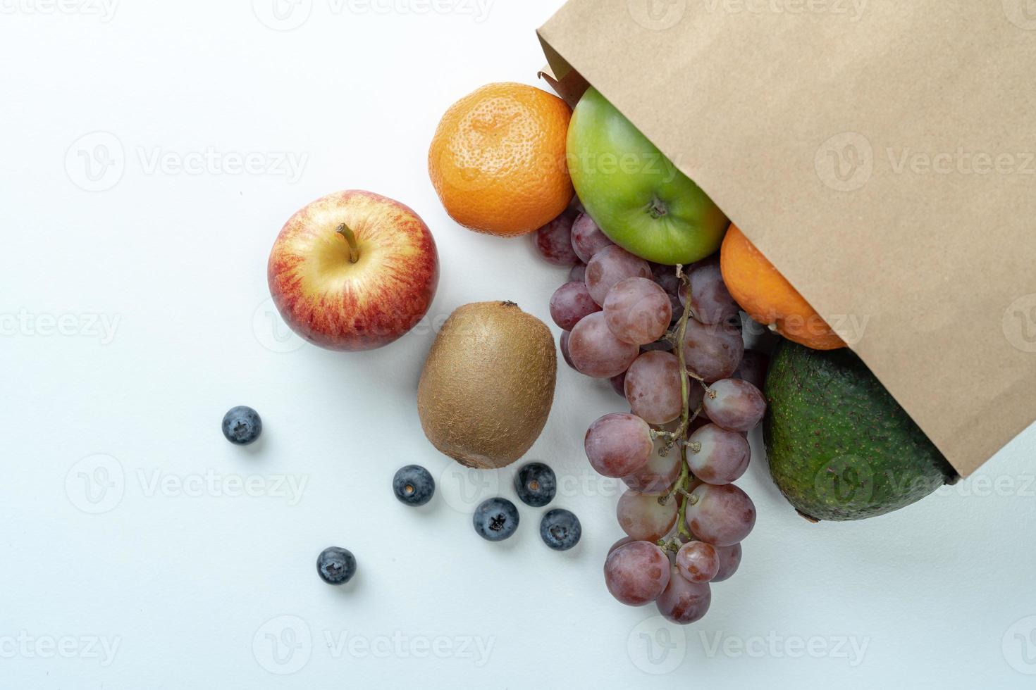 een veel van fruit in een papier zak allemaal hebben veel een uitkering. foto