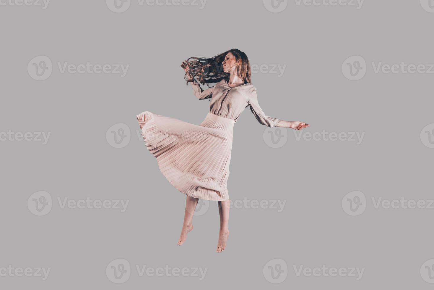 zweven schoonheid. studio schot van aantrekkelijk jong vrouw zweven in lucht foto
