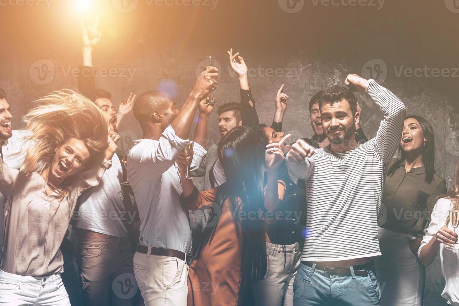 partij tijd. groep van mooi jong mensen dansen samen en op zoek gelukkig foto